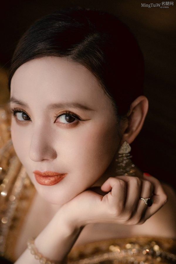 张萌人称萌萌子长腿媚眼非常有一套(4/7)