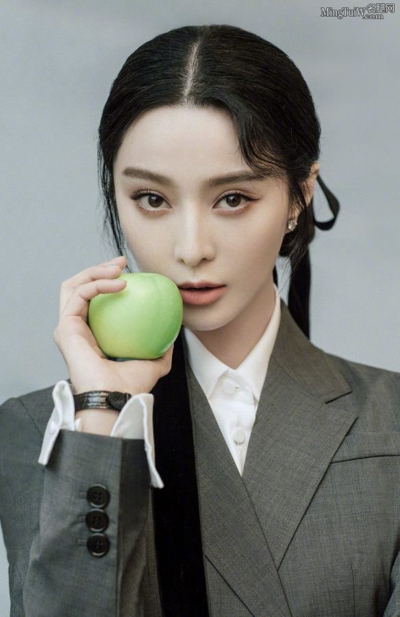 范冰冰典雅风格装扮脚上涂上蓝色指甲油(4/6)