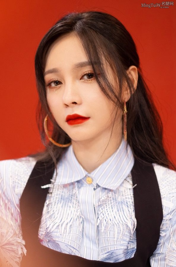红唇美颜沈梦辰瘦小的美脚踩高跟(2/4)