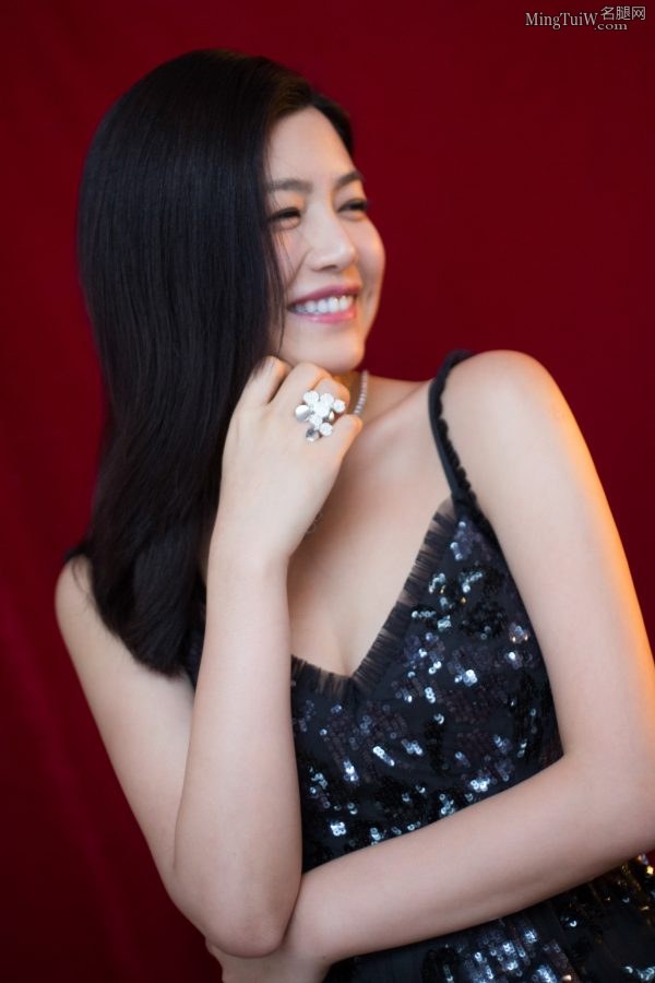 陈妍希性感华丽礼服小秀美沟(2/4)