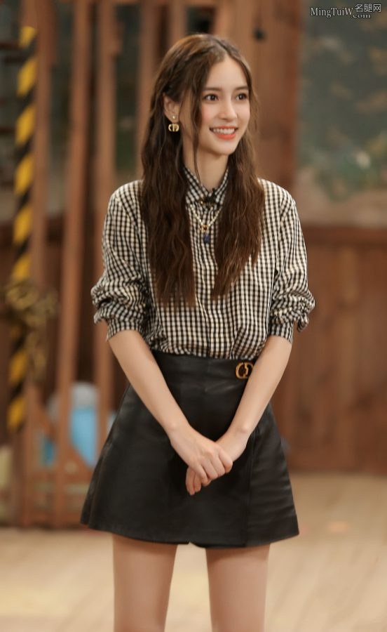 杨颖穿超短裙长靴录节目大腿好细有少女感(3/10)