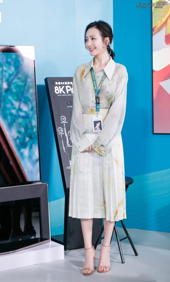 这个姐姐太美了 王鸥穿凉鞋露出精致的脚丫(6/7)