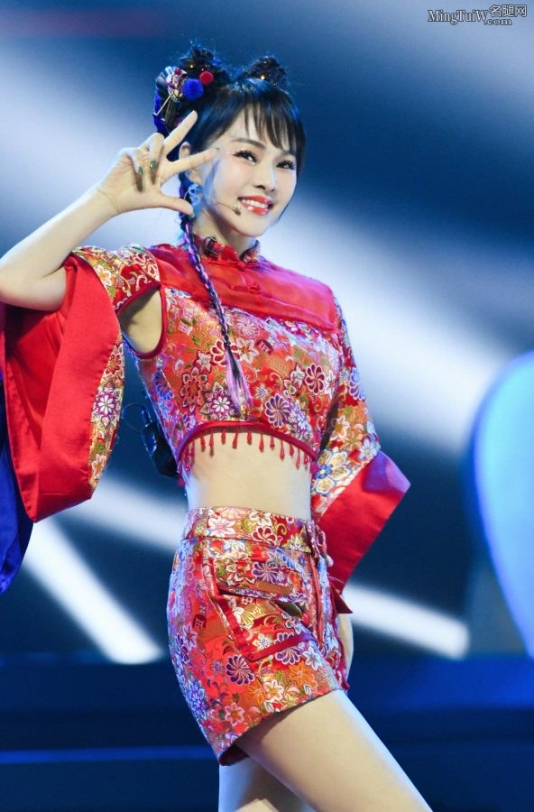 乘风破浪的姐姐伊能静国风装扮配美腿穿运动筒袜(5/8)