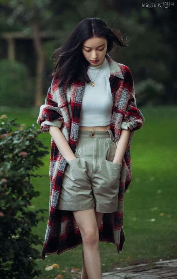 Beautiful photos of Ni Ni's fair legs(11/13)