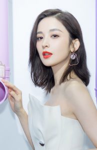 肤白貌美大长腿古力娜扎脚踩缠绕带高跟鞋亮相