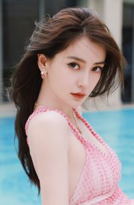 Angelababy杨颖身穿吊带低胸裙 她的样貌太出众了