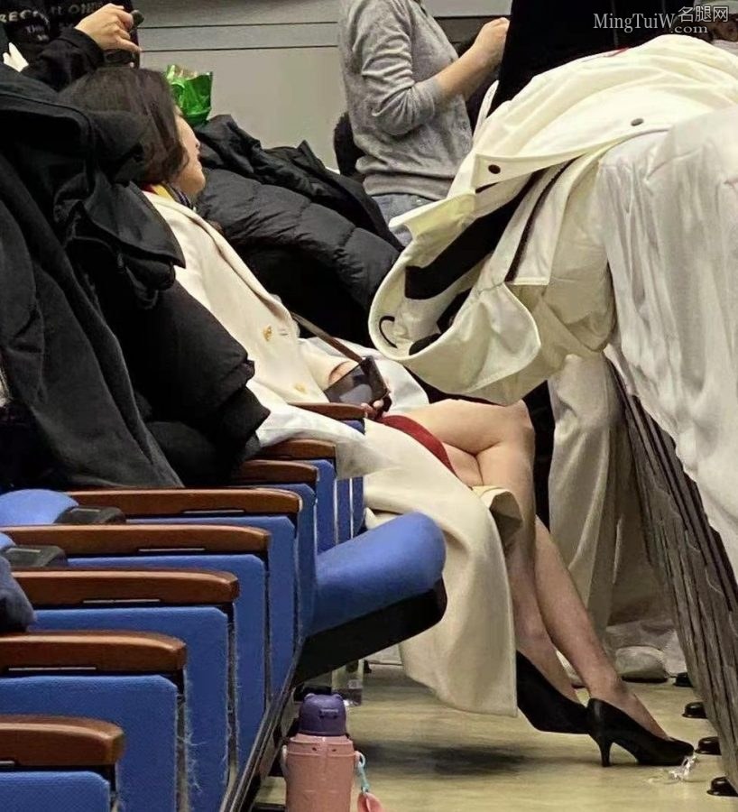 春晚倪妮空姐造型就看她的大长腿了(11/11)