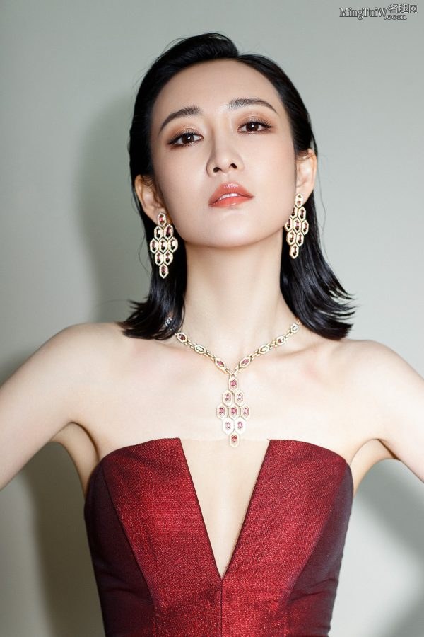 御姐王鸥穿红色深V礼服华丽而性感(1/5)