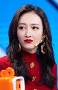 女神王鸥的大红唇加上美颜风情万种