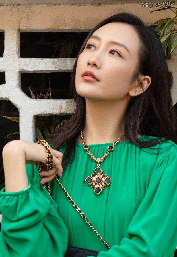 女明星王鸥穿透明鞋红指甲油玉足真好看(7/7)
