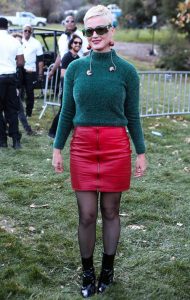 丰满的美国歌星凯蒂·佩里红配绿穿包臀裙黑丝袜亮相