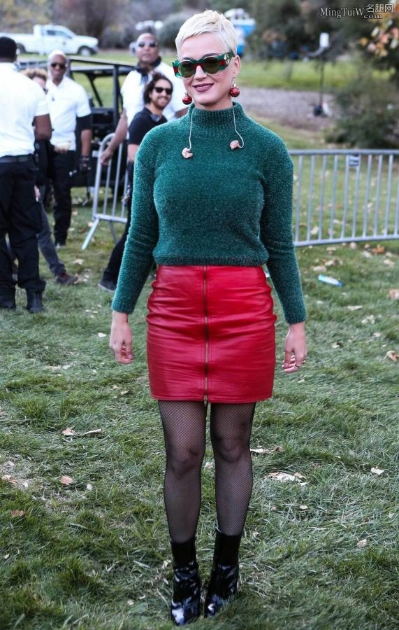 丰满的美国歌星凯蒂·佩里红配绿穿包臀裙黑丝袜亮相（第1张/共8张）