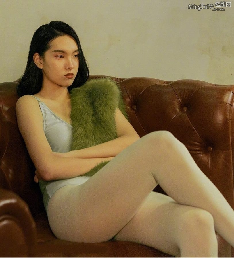 女模特袁博超下半身只穿丝袜(1/2)