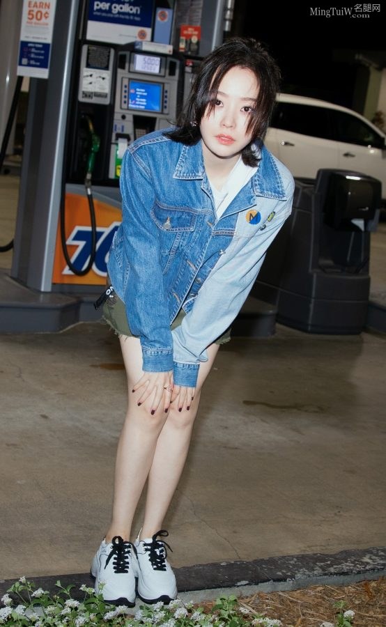 张靓颖在加油站展示自己好看的双腿（第4张/共5张）