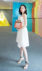 肤白貌美大长腿古力娜扎脚踩缠绕带高跟鞋亮相