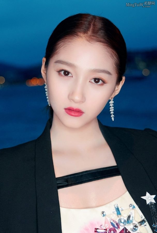 Guan Xiaotong's youthful beautiful face and long legs(4/6)
