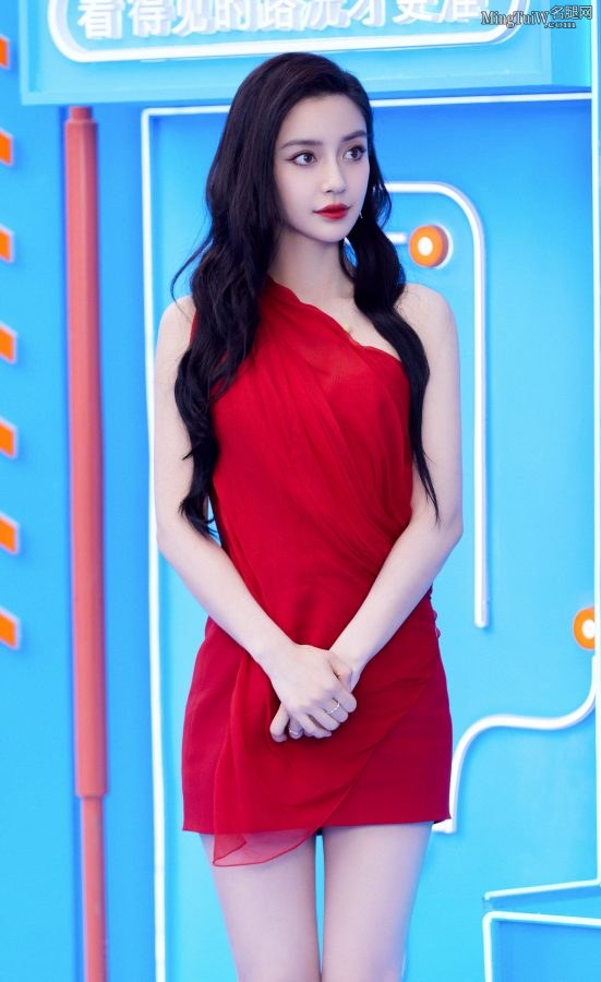 滴滴导航代言人杨颖红色短裙秀长腿美足超级吸睛(3/9)