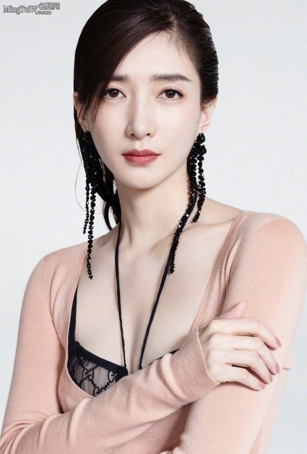 ELLE时装杂志江疏影穿上了黑色丝袜不错呦(3/6)