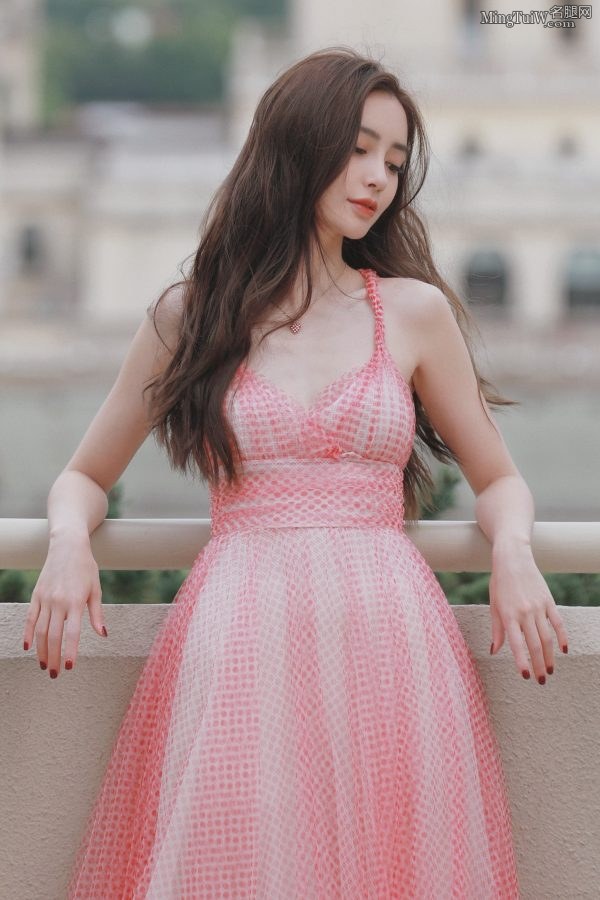 Angelababy杨颖身穿吊带低胸裙 她的样貌太出众了(10/13)