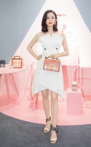 肤白貌美大长腿古力娜扎脚踩缠绕带高跟鞋亮相