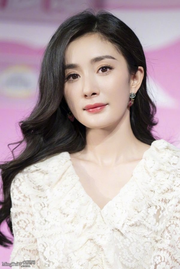 女明星杨幂现在浑身散发成熟韵味(5/8)