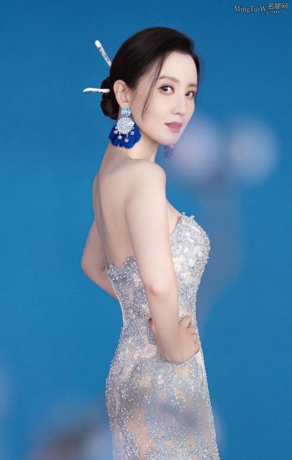 女明星张萌身穿高档晚礼服长裙秀美背(9/13)