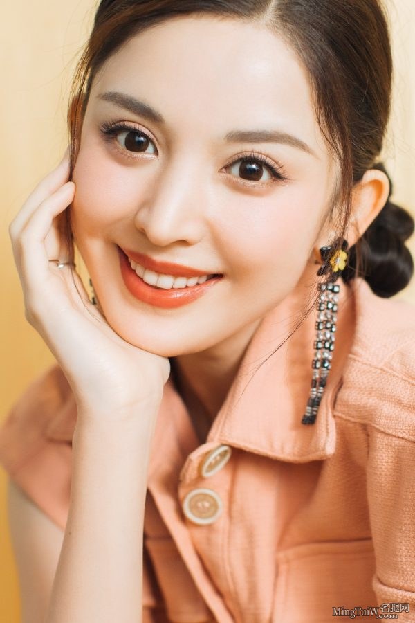 古力娜扎玉足踩凉高嘟嘟嘴等你来亲(3/3)
