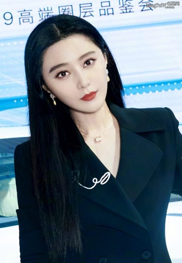 Fan Bingbing wears sexy high heels and tastes the Hongqi E-HS9. Everyone wants to drive this car.(8/8)