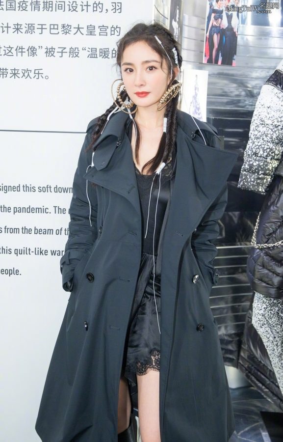美女明星杨幂美腿长靴 低胸蕾丝边短裙有点小性感(11/13)