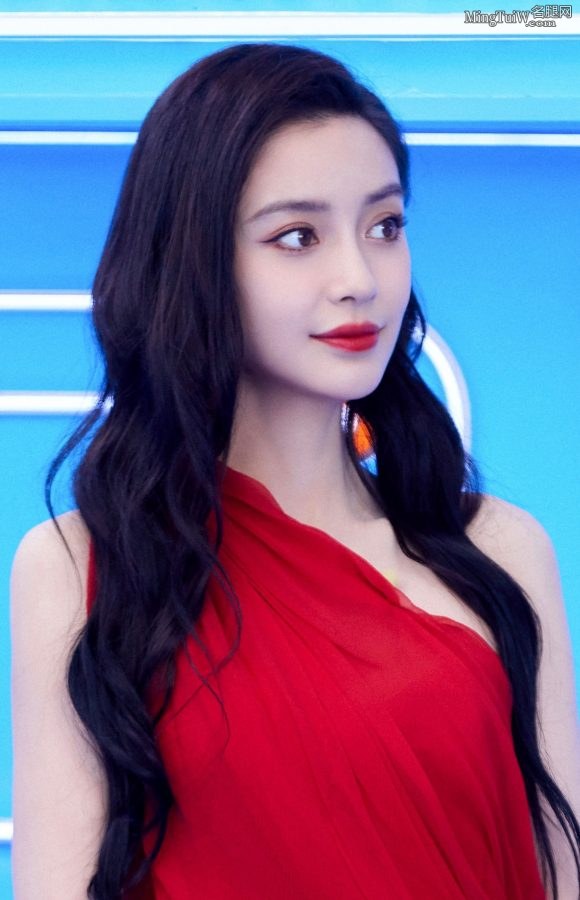 滴滴导航代言人杨颖红色短裙秀长腿美足超级吸睛(5/9)