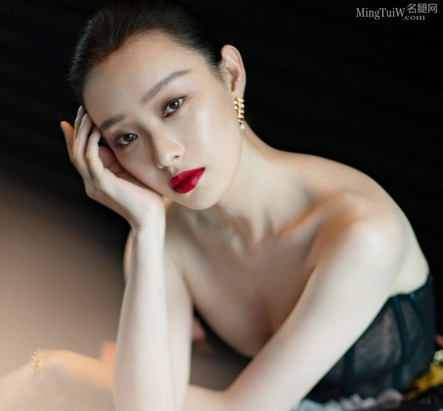 女明星倪妮穿低胸花裙大不大都要秀出来(2/13)