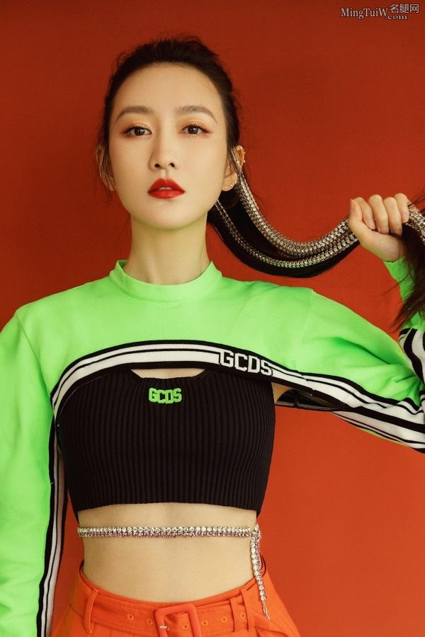 女明星王鸥青春靓丽造型超短裙秀大长腿(3/8)