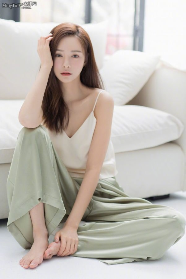 湖南卫视主持人沈梦辰纯美写真展示可爱脚丫子(2/3)