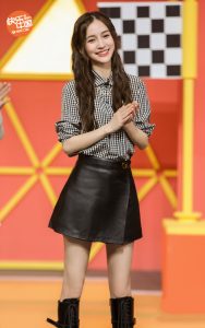 杨颖穿超短裙长靴录节目大腿好细有少女感