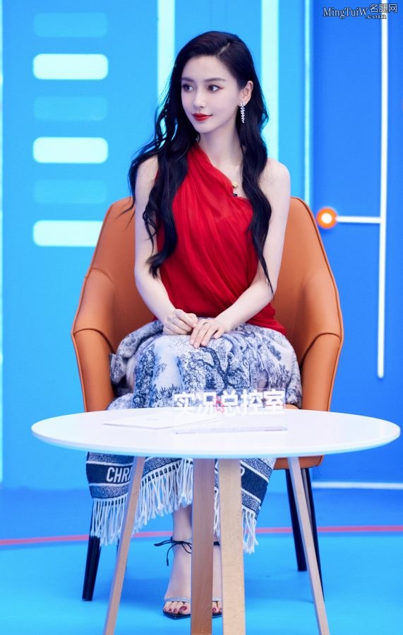 滴滴导航代言人杨颖红色短裙秀长腿美足超级吸睛(7/9)