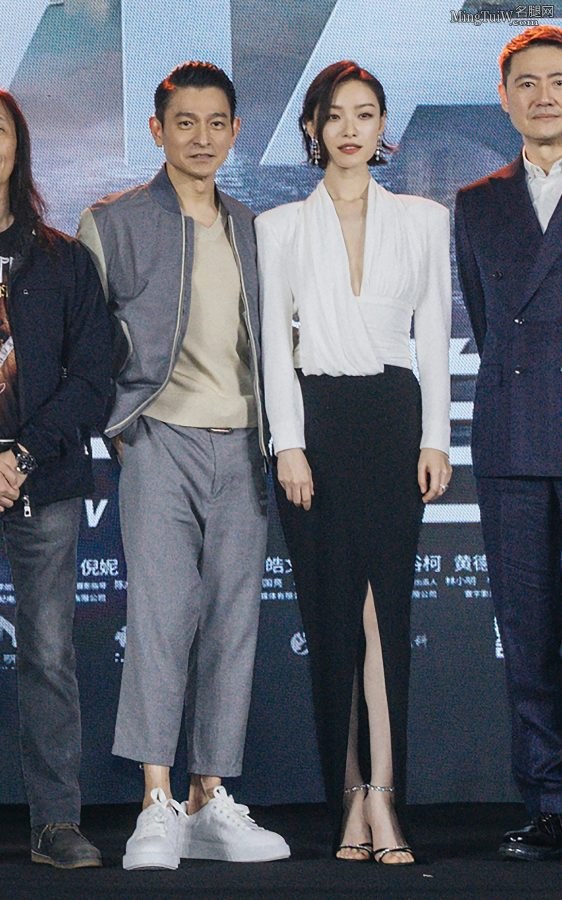 冷艳御姐倪妮穿深V脱掉高跟鞋秀足(6/18)