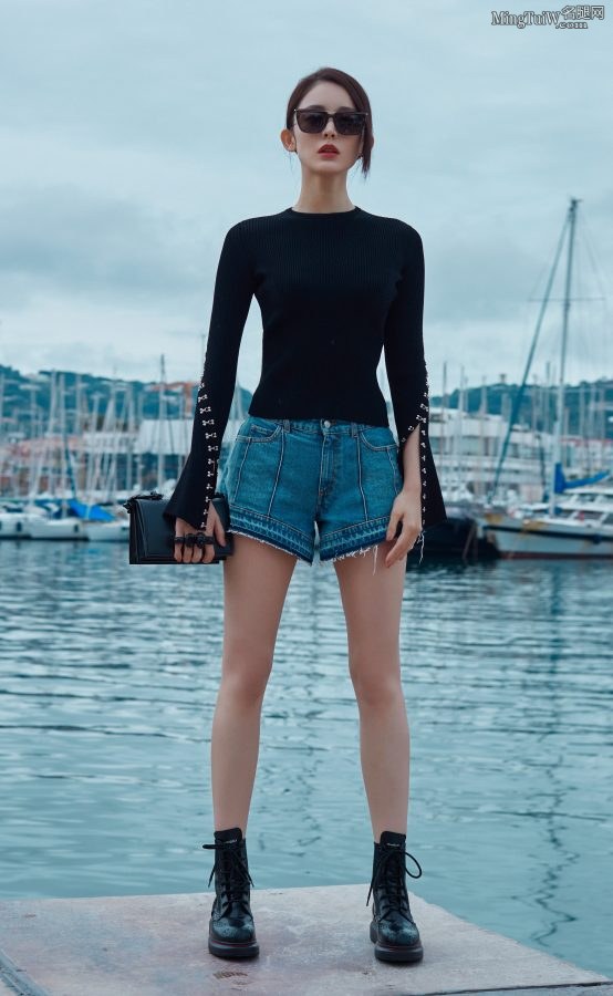 古力娜扎在戛纳码头穿牛仔短裤展示笔直修长的双腿（第3张/共5张）