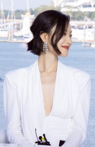 冷艳御姐倪妮穿深V脱掉高跟鞋秀足