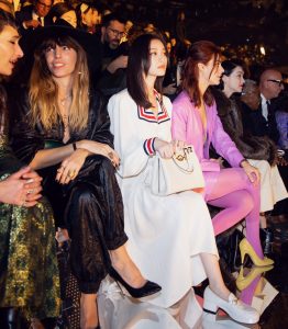 米兰时装周里的倪妮 重点是旁边Miriam Leone的紫色丝袜