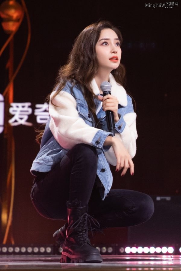 杨颖身穿紧身牛仔裤展示精品美腿(3/4)