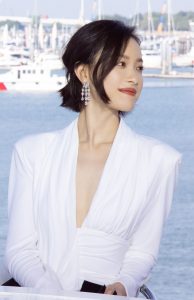 冷艳御姐倪妮穿深V脱掉高跟鞋秀足