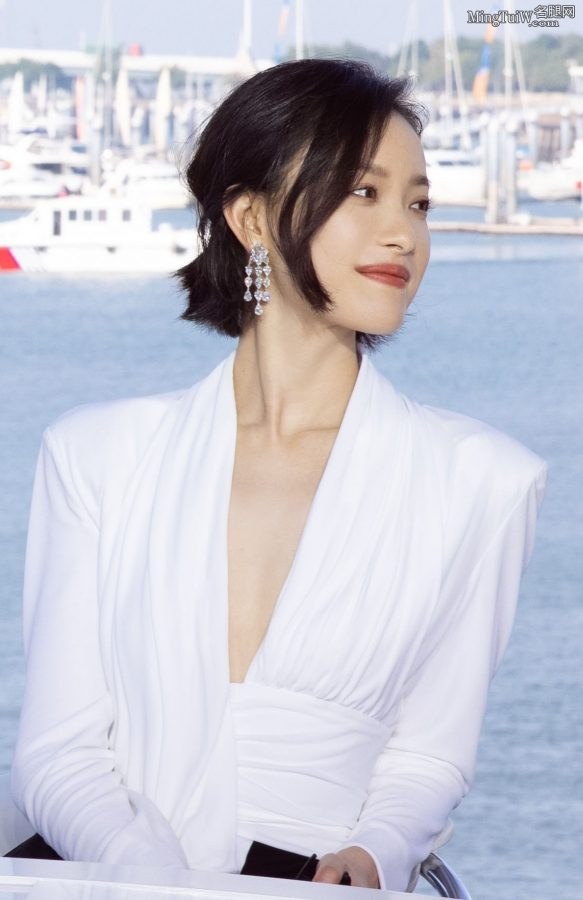 冷艳御姐倪妮穿深V脱掉高跟鞋秀足(7/18)