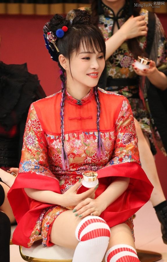 乘风破浪的姐姐伊能静国风装扮配美腿穿运动筒袜(7/8)