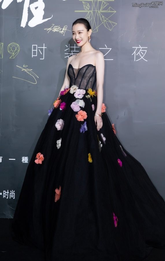 Female star Ni Ni wears a low-cut flower skirt, no matter how big or small, she has to show off(10/13)