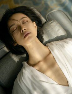 冷艳御姐倪妮穿深V脱掉高跟鞋秀足