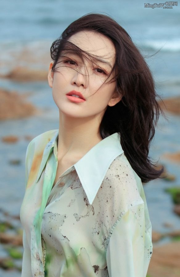 这个姐姐太美了 王鸥穿凉鞋露出精致的脚丫(3/7)