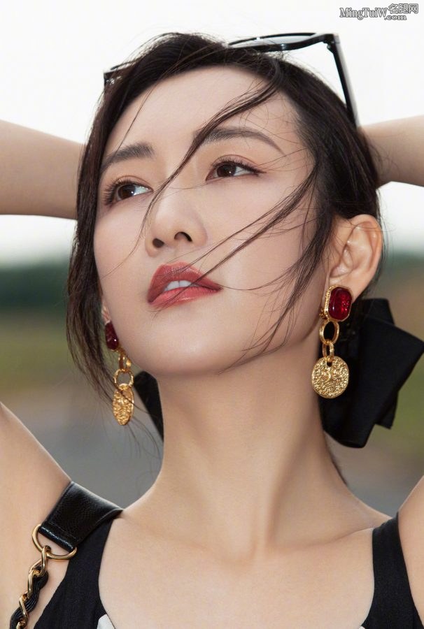 王鸥身穿清凉短裙前秀沟后露背(8/9)