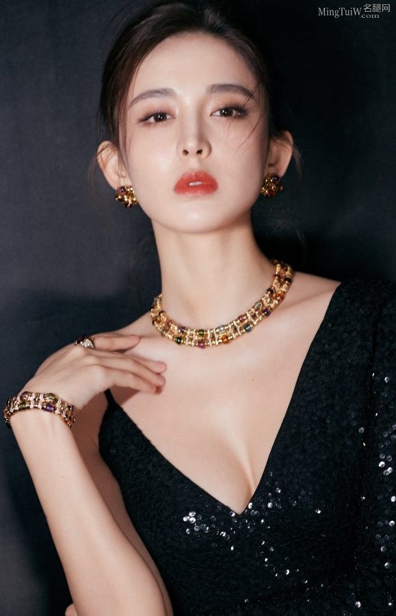 高挑女明星古力娜扎穿吊带深V裙秀事业线(3/7)