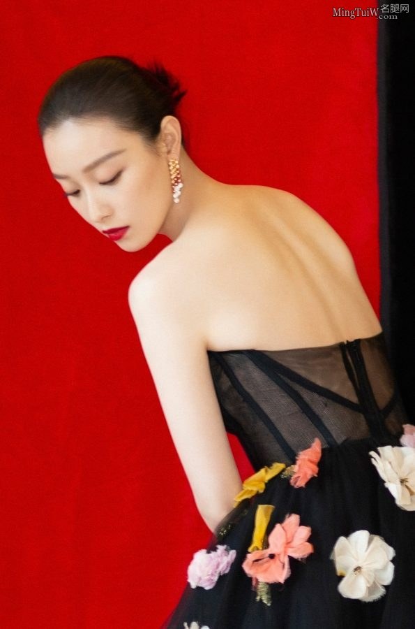 女明星倪妮穿低胸花裙大不大都要秀出来(6/13)