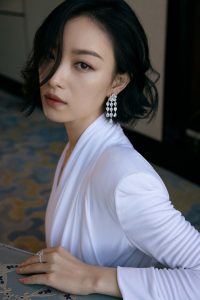 冷艳御姐倪妮穿深V脱掉高跟鞋秀足
